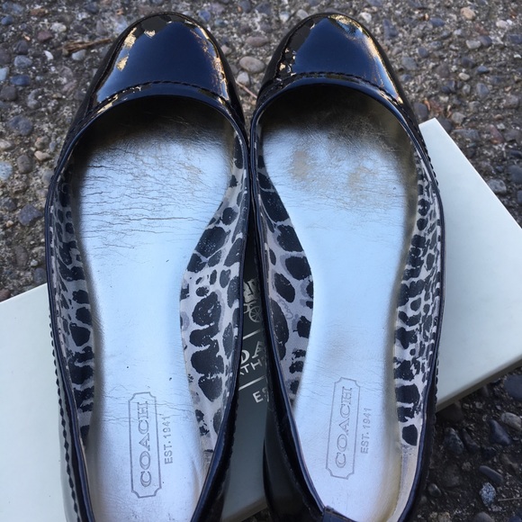 💥FREE SHIPPING on 2 or more items       Coach 🖤 black patent flats - Picture 2 of 4